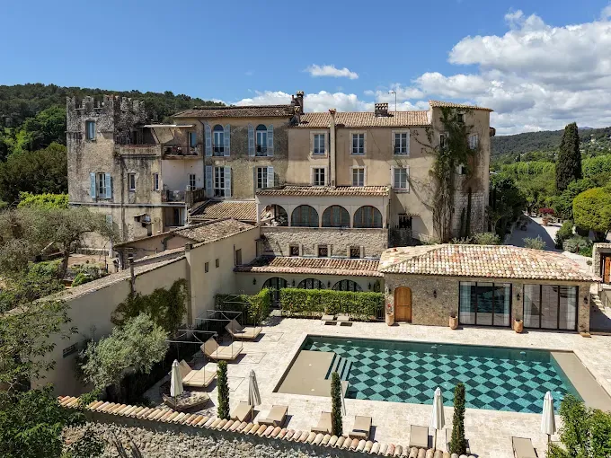 L'Hôtel L'Abbaye à La Colle-sur-Loup, sa façade en pierre et sa piscine